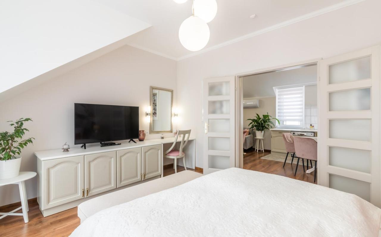 Monarchia Apartman Pearl Mosonmagyaróvár Buitenkant foto