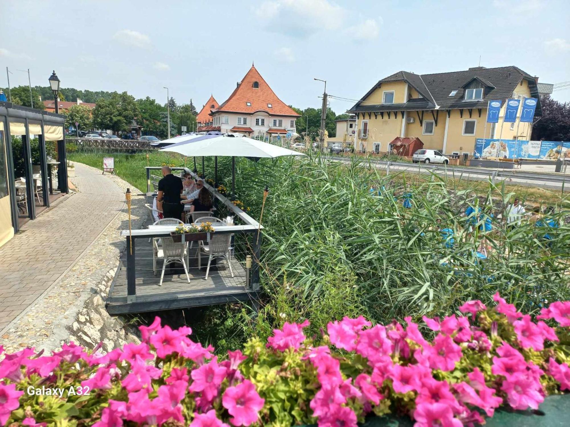 Monarchia Apartman Pearl Mosonmagyaróvár Buitenkant foto