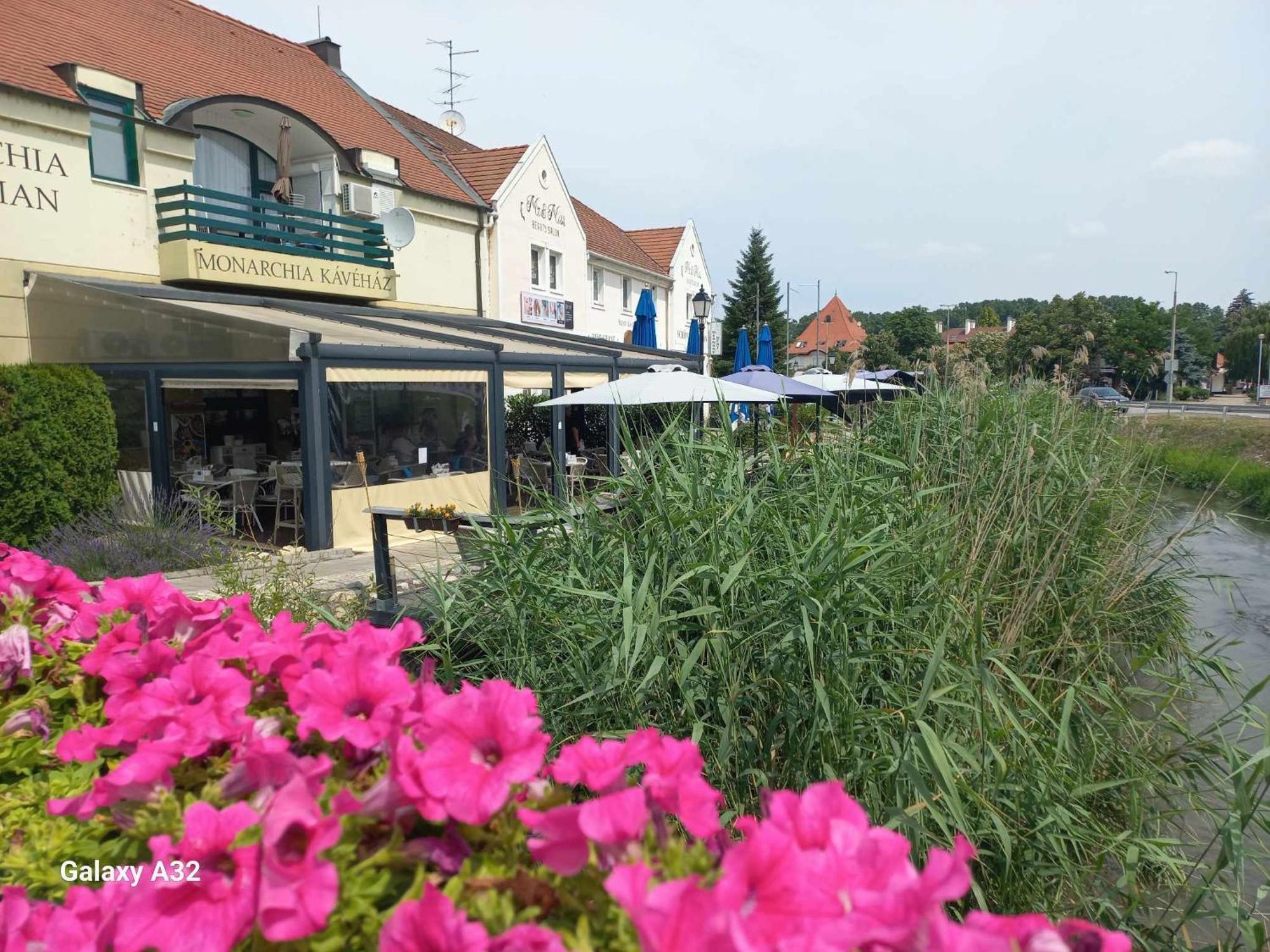 Monarchia Apartman Pearl Mosonmagyaróvár Buitenkant foto